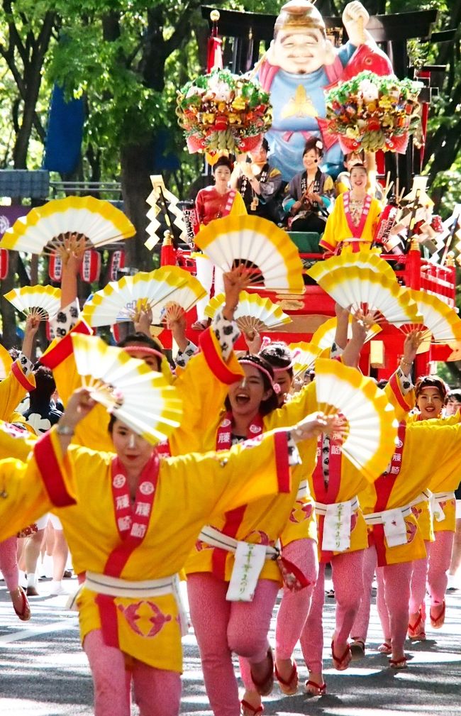 ２日目の本まつり。<br /><br />今日のメインイベントは、伊達な城下町・仙台の歴史と文化でいっぱいの豪華絢爛な時代絵巻巡行パレード。<br /><br />山鉾巡行や、青葉神社神輿、伊達時代行列などが、大通りを練り歩く。<br /><br />昨年は東二番丁通りでパレードを見たので、今年は定禅寺通りで見てみようか・・・ということで、出足が遅いわが家・・・ギリギリになって到着。<br /><br />昨年はフルバージョンで見たから、今年は山鉾巡行をちょこっと見ればいいよね・・・と言いながら出かけたのに、結局、パレードの構成のせいで、ほぼフルバージョン・・・見ることになってしまい、ぐったり疲れた２人なのであった。<br /><br />仙台・青葉まつりＨＰ　http://www.aoba-matsuri.com/index.html<br /><br />２０１３年の宵まつり旅行記⇒http://4travel.jp/travelogue/10776453<br />２０１３年の本まつり旅行記⇒http://4travel.jp/travelogue/10777154<br />　　　　　　　　　　　　　　http://4travel.jp/travelogue/10777214<br />２０１４年の宵まつり旅行記⇒http://4travel.jp/travelogue/10888252