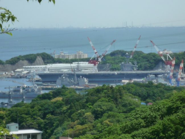 晴天の日に、田浦から浦賀道十三峠をへて、県立塚山公園、横須賀ベルに―公園、どぶ板通りで昼食ののち、汐入ターミナルから、45分の軍港めぐりを楽しみました。今日の横須賀港は、日米の軍艦が多数係留しており、こんなことは珍しいとのことでした。ベエルニー公園は、バラが満開で、学生の音楽コンサートも開かれていました。またそのバラの間から、日米のイージス艦に、潜水艦が見えるなど、本当に平和に感謝したいです。原子力空母もそろそろ出航とのこと。レーダが回り、物資を積み込み、5500名の乗員が乗っているとは思えないぐらいです。こんなに近くに見えるとは思ってもいませんでした。説明も大変わかりやすく良かったです。写真は、港の見える丘より、原子力空母ジョージワシントンです。