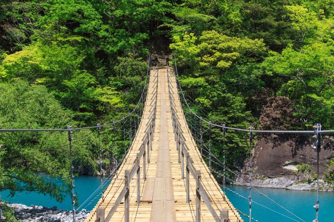 日本の絶景スポットの旅へ<br />今回は静岡にある寸又峡と三保の松原観光に行ってきました。<br />朝7:00神奈川の家を出発して、10:00位に寸又峡夢の大橋に到着。<br />