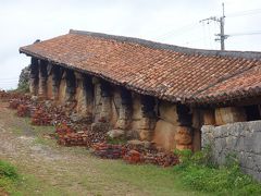 「やちむんの里」に陶器を求めて。ここは伊万里のような雰囲気ですね。