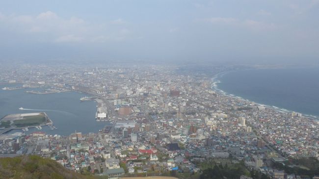 今年は忙しくて東京で花見も出来なかったからと、5月GWに函館へ。<br />日本一遅い花見を。<br />沖縄で2月に日本一早い花見もして、これで南北の花見を制覇したな。<br /><br />いつもよりゆっくりと旅をした気分。<br />それにしてもGW、どこに行っても混んでた。<br />暦通りに旅行に行くと大変ですね。