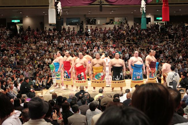 大相撲５月場所を観戦してきました。当日の５月１７日土曜日満員札止めで大いに盛り上がっていました。十両クラスと大関/横綱クラスとでは見た感じの迫力の違いが歴然とありました、そんな中で遠藤関への声援は横綱を上回った声援が飛び交って人気がすごいです、やはり久々の有力な日本人力士の登場で人気で絶大でした。私たちの右となりの桝席では白鳳関の浴衣を着て各取組毎にひいきの力士名を叫んで大いに盛り上がっていました、また左隣の桝席では外国人もいてＴＶを手にして見ながら観戦して自分たちがＴＶに写っているを見て体全体と手を振りながら盛り上がっていました、またオリンピックで日本の国旗を帽子にしたあの有名な方も前の方の席で観戦していました。取り組みでは横綱白鳳関は全勝でやはり格の違いが出ていました。遠藤関は残念ながら負けてしまいました今後に期待したい。懸賞がかかる取組ではやはり盛り上がりが違うような感じを受けました。