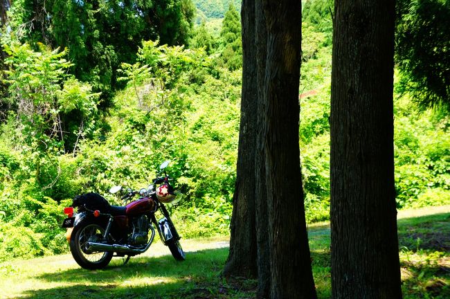 2014年５月，２日間にわたって，バイクで福井県の奥越前に行ってきました！　魅力あふれる大自然と歴史を存分に味わってきました。<br /><br />【１日目】敦賀湾の絶景を眺め，北陸線の廃線跡をたどります。新緑きらめく光景の中，さらに奥越前へとバイクを走らせ，のどかな池田のかずら橋と龍双ヶ滝で大自然を味わいました。