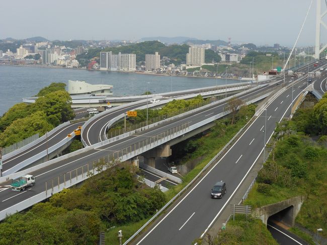 めかり公園から関門海峡の景色は最高です。門司港レトロ、下関市内が一望でき夜は夜景が綺麗なところです。<br />関門トンネルを通って下関に渡り唐戸市場に向かいます。朝早くからたくさんのお客さんで大変賑わっています。<br />お寿司や揚げ物が安く売られ「お寿司一貫100円よりなので好きな物を買ってそこで頂けます。皆さんいろいろ買い込んで海岸<br />にいって腰掛けて食事を楽しんでいます。私たちは高速のSAでオニギリとサンドイッチを買って食べたのでお昼に食べるように<br />海鮮丼とお寿司を6貫、エビフライを買いました。ここを終えて海峡ゆめタワーに向かいますタワーは最高長153mでシースルーエレベーターで70秒で展望室に着きます。3層からなる球状の展望室は143mを誇ります。展望室からは関門海峡、巌流島と360゜の雄大なパノラマが一望に広がります。夜はライトアップがあり曜日毎に変化(7色)金・土曜日は7色を一分間隔で点灯させているそうです。