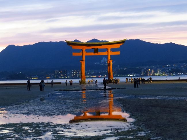 ５月の連休は大分の実家に帰り、<br /><br />その後２泊３日で山口、広島の旅行をしました。<br /><br />初日は、秋芳洞、秋吉台の観光をし、萩に宿泊しました。<br /><br />２日目は、萩焼まつり、萩城址、錦帯橋の見学をし宮島口へ。<br /><br />夕刻の厳島神社を楽しんで、宮島コーラルホテルに宿泊しました。<br /><br />３日目は、宮島観光をして、帰路へとつきました。<br /><br />今回の旅行記は、<br /><br />２日目の夕刻の厳島神社と３日目の宮島観光の様子です。<br /><br />