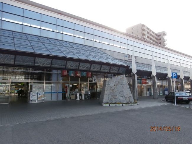 松山駅から特急「しまかぜ」に乗り、車窓から海を眺めながら今治駅へ到着<br />