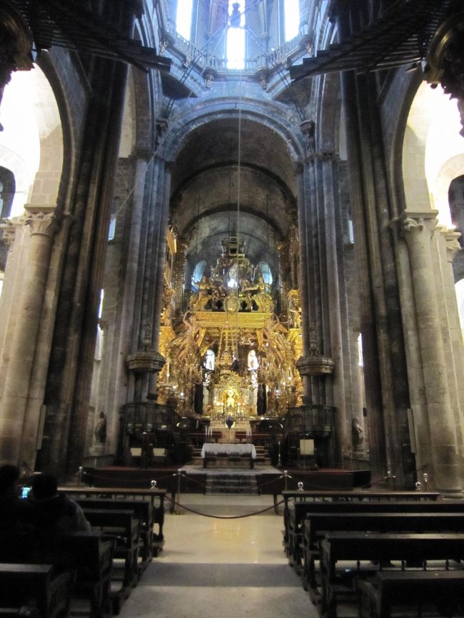 スペインへは数年前訪れたことがあり北から南を縦断しました。今回は巡礼の地、サンティアゴ・デ・コンポステーラを訪れ、ポルトガルを旅しました。祭壇はとても素晴らしく徒歩で巡礼されている人々には、より厳かなものだろうと思いました。日頃あまりこのような場所は、訪れないのでなんとも言えない気持ちになりました。