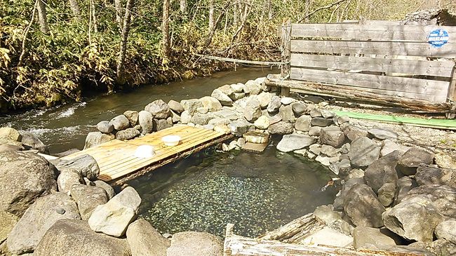 北海道9日目5/2日は雲一つない快晴の空になりました。<br />帰路の日を目前にしての良い天気は、勿論嬉しいけれど帰るのが名残惜しく残念な気持ちも入り混じり複雑です。<br /><br />快晴の空の下で朝食をとりながら本日の行程を色々と考えた結果、多和平へ立ち寄り摩周岳を登ることにしました。<br /><br />天候というのは、あっという間に変わるもので、摩周岳の登山は、西別岳との分岐点には程遠いところで視界不良になり、躊躇することなくあっさりと戻ってきました。<br /><br />時間ができたのでこれまでの訪問では、少し道が逸れる為スルーしていた養老牛温泉のからまつの湯へ初めて行ってきました。<br /><br />北海道にはこのような素敵な温泉が沢山あり魅了されます。<br /><br />雑誌でみつけた店舗で昼食を済ませ、オンネトーへ立ち寄りました。<br /><br />この時点で白金温泉までの移動は諦め、時間との兼ね合いでこの旅最終になるキャンプは士幌町のヌプカの里になりました。<br /><br />虹別ー多和平ー摩周岳ーからまつの湯ーオンネトーーヌプカの里泊