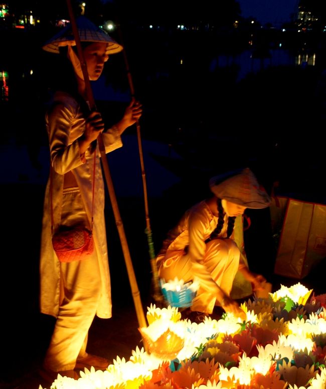 5月の第二週の祝日と週末を利用して、くろへいの住むタイからベトナムのホイアンへの週末旅行を楽しんで来た。<br />今回も、半年以上前の激安プロモーション期間中に購入したAIR-ASIAの激安航空券を利用！<br />バンコク-ホーチンミン片道1,280THB（約3,600円）は貧乏サラリーマンには感涙ものだ。<br />更に、ホーチンミンからホイアンの近隣空港であるダナンまでは、萌えCAで売出中のベトナムの旗艦LCC、Vet-Jetを利用してみた。<br />此方も、片道398,000ドン（約2,000円）というバス並みの料金。<br />ベトナム航空のアオザイCAさんも捨てがたいが、アメリカンスクールみたいな制服は、日本の制服オタクからすれば垂涎モノだ。<br />オリーブのチェック柄のショートパンツに、赤いシャツとパンプス。<br />パンツと同じ柄のネクタイとサンダーバード（古い）を彷彿させる可愛いお帽子。<br />どうみても、スクールガール向けのデザインとしか思えないが、実際のCAさんも10代にしか見えないところが凄すぎる。<br />しかも例外なく、皆可愛い！<br />AIR-ASIAの胸元全開に超ミニスカ制服もパッツンパッツンで素晴らしいが、Vet-Jetの萌え制服も負けずに素晴らしい。<br /><br />間違ってはいけないが、旅の目的は、萌えCAに癒されるためでは無く、世界遺産に登録されている、旅情溢れるホイアンの街歩きなのだ。<br /><br />という訳で、今回も”財布は軽いが気分はリッチ”に、アオザイの国ベトナムは「ホイアン」を週末弾丸トラベルで駆け抜けてきました。<br /><br />□1日目　<br />会社→バンコクドムアン空港→ホーチンミンタンソンニャット空港<br />→タンビン地区<br />（タンビン地区内　タンビン1ホテル泊）<br /><br />□2日目<br />タンビン地区→ホーチンミンタンソンニャット空港→ダナン空港<br />→ホイアン市内<br />（ホイアン歴史保存地区内　Vinh-Humg Heritage泊）<br /><br />■3日目<br />終日観光<br />（ホイアン歴史保存地区内　Vinh-Humg Heritage泊）<br /><br />■4日目<br />ホイアン市内→ダナン空港→ホーチンミン→バンコクドムアン空港<br />→自宅<br /><br />【移動手段】<br />▲タイ国内（自家用車）<br />▲バンコク⇔ホーチンミン（Air-Asia　片道約1,280THBプロモ適用）<br />▲ホーチンミン⇔ダナン（Vet-Jet　片道約398,000ドン約20ドル）<br />▲ホーチンミン空港⇔タンビン地区（タクシー　片道5ドル）<br />▲ダナン⇔ホイアン空港（往路ホテルリムジン　20ドル　復路タクシー16ドル）<br />※航空券には空港諸税等は含まれてません。