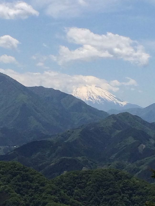 今年も5ヶ月を過ぎ、気候も良い時期なのでそろそろ登山しなきゃと友人3人で<br />石老山に行ってきました！<br /><br />今年初登山なので『キツイ所はやめよう。笑』とハイキングに近い優しいコースに！<br /><br />初めての投稿。<br />旅行記となります〜。