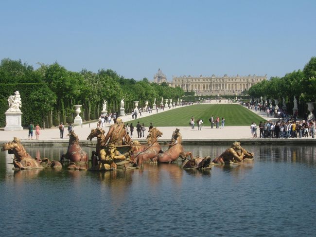 パリ3日目は午前中はモンマルトルへ。<br />午後はSNCFに乗ってヴェルサイユへ行ってきました。<br />お天気に恵まれた3日目は暑いぐらい。<br />ヴェルサイユは10年前に初めて行った時だけ宮殿の中に入りましたが<br />最近はずっと庭園だけです。庭園自体は無料。<br />その中にあるプチ・トリアノンなどは有料です。<br />広い、広いです。一日ずーーっとのんびりできます。<br />端から端まで歩きました。