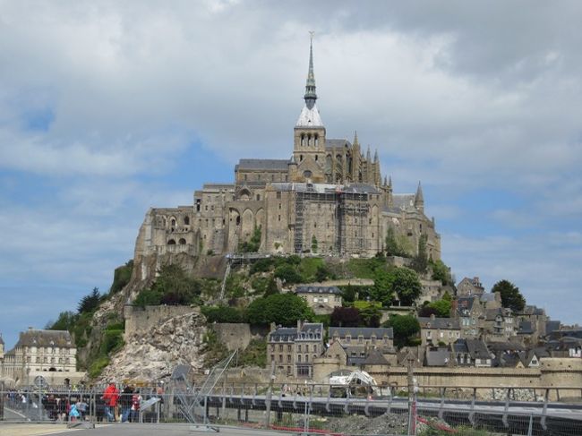 いよいよ旅も後半にさしかかり<br />今日はフランスで一番行きたかったモンサンミッシェルへ向かいます。<br /><br />旅行日程は、以下の通りです。<br />5/3　出国（成田→チューリッヒ→ニース）<br />5/4　モナコ、エズ村、ニース<br />5/5　エクス・アン・プロヴァンス、アヴィニョン、ポン・デュガール→リヨン<br />5/6　ロワール地方古城めぐり<br />5/7　モンサンミッシェル（島内宿泊）<br />5/8　ルーアン、ヴェルサイユ宮殿<br />5/9　パリ（午前中はオプションで市内観光、ルーブル美術館）<br />　　 午後は、現地の友人と会う<br />5/10　出国（パリ→チューリッヒ→成田）<br />5/11　到着