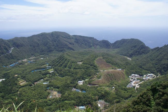 ついに念願の青ヶ島へ行ってきました!青ヶ島の存在について実は極々最近知ったのだけど、ものすごく面白い地形をしているのだ。しかもここ、なんと東京都。八丈島からさらに南、東京から358?も離れた東京都青ヶ島村なのだ。面白そうじゃない?こんな離島、アクセス悪いけど、金に糸目をつけなければ週末だけで行くことが可能。私は以下の日程で行ってきました。<br /><br />5月17日(土) ANA 1891 07:30 東京(羽田) ≫ 08:25 八丈島、<br />5月18日(日) ANA 1896 17:20 八丈島 ≫ 18:20 東京(羽田)<br /><br />ANAの早割で往復20,980円。<br /><br />八丈から青ヶ島まではヘリがあり、たったの20分間。片道11,530円。ちなみに船だと2時間半、が、就航率は50〜60%らしいので、弾丸だとリスキー。ヘリは一日に9人しか運べないので、座席確保は至難の業。私は予約開始当日の朝電話をかけたらすでにキャンセル待ち5人だった。ダメもとで名前を入れていたら、直前になって空きが出て無事乗れることになったのだ。ヘリは片道11,530円。高い!けど背に腹は代えられない。ちなみに子供は無料(膝の上)。手荷物は5キロまでが無料。<br /><br />ヘリスケジュール<br /><br />5月17日(土)<br />八丈島 発09:20<br />青ヶ島 着09:40<br /><br />5月18日(日)<br />青ヶ島 発09:45<br />八丈島 着10:05<br /><br />宿はビジネス宿 中里。島で一番大きい宿らしい。きれいな個室(風呂共同)に3食付で10500円。<br />http://www.vill.aogashima.tokyo.jp/tourism/stay.html#cont04