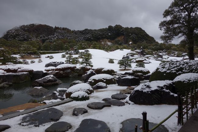 出発予定日が、関東地方が記録的な大雪に覆われた日。<br /><br />予報を見て、飛行機は飛べないだろうとほぼ諦めていましたが、<br />雪が降り積もり始めた羽田空港を、少しの遅れだけで<br />無事始発で飛び立てました。<br /><br />米子空港到着が遅れ、予定の列車に乗り損ねましたが、<br />米子駅行のバスで米子全日空ホテルまで移動し、<br />そこからシャトルバスで無事足立美術館に到着しました。<br /><br />駅から遠く、シャトルバスも安来駅から1時間に一本なので、<br />公共交通機関を利用する方は、綿密に予定を建てる必要があります。<br />(他にも米子方面や玉造温泉から、1日1本だけバスあり。<br />マイクロバスのため、定員が20名ちょいなので満員にも注意。）