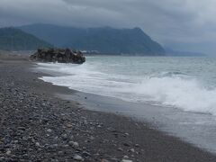 糸魚川の海岸でヒスイをさがす。取れるわけないでしょ。