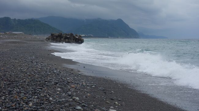 日本海に触りたかったので，海岸まで出ました。海岸を歩きながら，ヒスイが落ちてないかな，と思いましたが，落ちているわけないでしょうね。