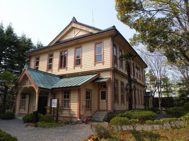 館林駅前からつつじが岡公園に向かいました<br />前日記<br />「駆け抜ける群馬南部前編・邑楽町シンボルタワー、歴史の小径/群馬・太田、邑楽、大泉、館林」<br />http://4travel.jp/travelogue/10879079<br /><br />つつじが岡公園は来たことがありますが、モスリン事務所などは知りませんでした<br />ほとんど人がいなく、歴史的建造物が好きな人は喜ぶと思います<br />館林城の移行なども近くにあり、歴史を感じることができます<br /><br />こいのぼりの里まつりは、いろいろなこいのぼりを見ることができます<br />たくさんのこいのぼりはなかなか迫力がありました<br /><br />自転車で走ってみると、様々な魅力に出会えることができました<br /><br /><br />旧上毛モスリン事務所<br />↓<br />田山花袋旧居<br />↓<br />旧秋元別邸<br />↓<br />世界一こいのぼりの里まつり<br />↓<br />歴史の小径<br />↓<br />太田市北部運動公園