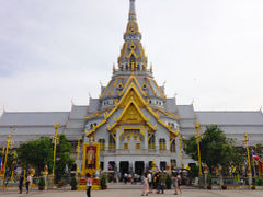 バンコクから日帰り旅行：チャチューンサオ（１）世界最大の寺院ワット・ソートーンでタンブン