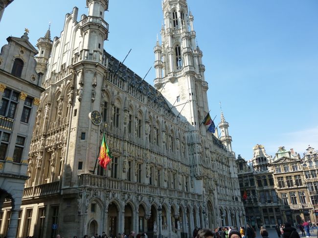 ベルギー在住者がプランニングする、女子ワガママ旅の模様☆<br /><br />リクエスト内容<br />●ブリュージュ観光<br />●グランプラス周辺観光<br />●チョコレートショップ巡り<br />●ワッフル&フリッツ食べたい<br />●EU本部の写真が撮りたい<br /><br />これに、サンカントネール凱旋門&公園散策と、スーパーマーケット散策を折り込みました☆<br /><br />他の旅行記「秋のベルギー&ちょこっとドイツ(ケルン)ぷちアートな女子旅①スケジュール」<br />https://4travel.jp/travelogue/10903405<br />もベルギー女子旅の参考になると思うのでよかったらそちらもご覧ください。<br /><br />―スケジュール―<br />1日目(金)<br />CDG空港からTGVでベルギーまで移動してきた友人とブリュッセルミディ駅にて合流<br /><br />2日目(土)<br />午前中ブリュージュ観光<br />ブリュッセルセントラル駅9:21発の電車に乗りブリュージュへ向います。<br /><br />ランチ後、ブリュージュ駅15:00発の電車でブリュッセルに16時過ぎに戻り、そこからグランプラス界隈の観光開始!<br />グランプラス、小便小僧を撮影しつつ、証券取引所や王立モネ劇場といった周辺の建物を散策しました。<br /><br />その間もグランプラス角のゴディバ1号店でチョコを買ったり、ギャラリーサンクチュベール内でノイハウス本店とマリーのチョコレートを買ったりとチョコレート三昧です。<br /><br />その後、証券取引所から近くにあるスーパーDelhaizeをのぞきます。<br />ムール貝を食べるため(時期ではないけど)シェ・レオンにて夕食を取り終了。<br /><br />3日目(日)<br />サンカントネール凱旋門と公園を観光しながらEU本部へ向かいます。<br />(サンカントネール公園の近くに、日本にも店舗があるルパンコティディアンのTongres店があるのでここでブランチがお勧め)<br /><br />そこからバスでグランサブロン広場へ移動しました。<br />(旅行記「丸1日半!弾丸ベルギー女子旅③EU本部からグランサブロン広場)」<br />https://4travel.jp/travelogue/10897739<br />にも詳しく書いてあるのでよかったらそちらもご覧ください)<br />サブロン広場の目的はヴィタメールとピエール・マルコリーニ本店です。<br /><br />そこから徒歩で王立美術館、ロワイヤル広場へと戻り、楽器博物館を通りながらグランプラスを目指します。<br />最後にワッフルを食べて、16時発のユーロスターに乗るため14時過ぎにグランプラスを後にしてミディ駅に向かい、解散となりました。<br /><br />ミディ駅についてのちょっとした情報を次の旅行記で。<br />「丸1日半!弾丸ベルギー女子旅②Midi駅について」<br />https://4travel.jp/travelogue/10894463<br /><br />*訪問ありがとうございます♪<br />友達を案内するためだったので写真もあまり撮っていなくて文章だけですみません。。<br /><br />今回で友達を案内するのは2回目でしたが、内容が好評だったので誰かのお役に立てば…と思い作成しました。<br /><br />ベルギーが大好きなので、パリ&オランダ&イギリスからでもぜひプチ旅行に来てほしいです♪<br /><br />ワッフル…<br />ブリュッセル風ならダンドワが一番好き。<br />ブリュージュ風は街中にたくさんありますが、2?ですぐ食べれるような通りの小さな立ち売りのワッフルより、お店にきちんと入って焼き立て出来立てを食べて欲しいです。<br /><br />フリッツ…<br />私はBelgian Fritesが好きですが、証券取引所の裏のFritlandも人気。でも私はやっぱりBelgian Frites派。何回行ってもおじちゃんたちのこなれた感じが楽しい。<br /><br />お役に立つようであればお気軽に「いいね」を!<br />ポチっといただけると励みになります☆