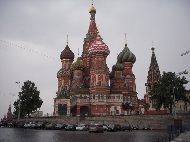 Здравствуйте!（ズドラーストヴィチェ）はロシア語で「こんにちは」です。<br /><br />初めてのロシア訪問です。<br />写真はネギ坊主で有名な世界遺産「聖ワシリー寺院」です。<br /><br />６月初めは最高気温が３０度位でしたが、中旬になると２０度前後で雨と曇りの天候になってしまいました。<br /><br />ロシアはメルカトール図法の世界地図でみると、地球の陸地の半分近くの面積を占めるように思える広大な国です。<br />実際も、地球の陸地の８分の１を占めている世界最大の広い国です。<br /><br />先日、年初の日本の人口が１億2643万4964人と発表されましたが、ロシアは日本の４５倍の国土を持ちながら1億4千万人強しか住んでいない人口密度の低い国です。<br />でも、モスクワの交通渋滞は凄まじいらしいですが、訪れたときはロシア祝日（ロシアの日）の為４連休だったので空いていました。<br /><br /><br />今回の旅行はロシアの王道コースです。<br />モスクワ３泊で聖ワシリー寺院、クレムリン、古都クリンなどを回り、サンクトペテルブルク３泊でエルミタージュ美術館とバレエなどを見学・鑑賞してきました。<br /><br />ロシアはウクライナ情勢の事など関係ないように観光客で溢れていました。<br />モスクワでは主に中国人、サンクトペテルブルクでは欧州からの観光客が多かったようです。<br /><br /><br />6/12（木）アエロフロートSU265便にてモスクワへ<br />6/13（金）クリン観光、アルバート通り散策<br />6/14（土）トレチャコフ美術館、他<br />6/15（日）聖ワシリー寺院、クレムリン見学、<br />　　　　　SU028便にてサンクトペテルブルクへ<br />6/16（月）ネフスキー大通り散策、エカテリーナ宮殿、<br />　　　　　ペトロパブロフスク要塞見学<br />6/17（火）ネフスキー修道院、エルミタージュ美術館見学<br />　　　　　エルミタージュ劇場でバレー鑑賞<br />6/18（水）ピョートル大帝夏の宮殿見学<br />　　　　　アエロフロートSU019便にてモスクワ経由SU264便に乗継<br />6/19（木）成田着<br />