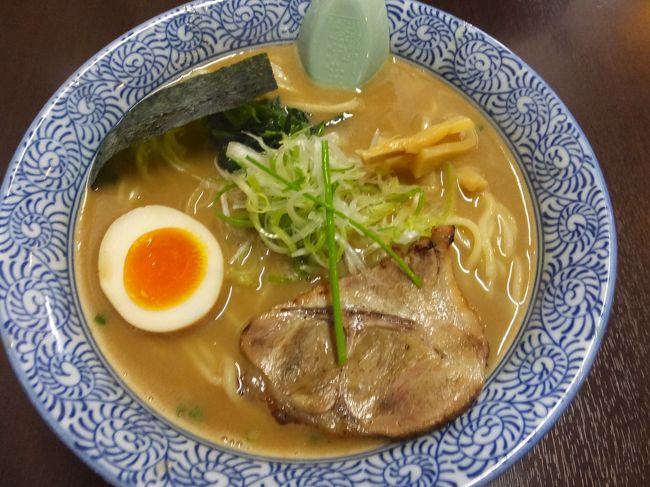 ５月１７日、飛行機撮しの後、成田へ。ここで、またいつものラーメン食いの血が騒いで、成田の有名店、麺屋青山へ。後から考えたら、うなぎ食べれば良かった。今度リベンジします。<br />ちなみに、麺屋青山のラーメンは多毛作。私と妻は、魚介濃厚豚骨ラーメン、息子は鶏ガラのラーメン。味は少し濃いめでしたね。量は当然、私には少ない。