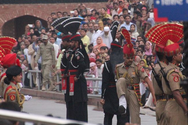 アムリトサルから西の３０ｋｍ離れた所にあるパキスタンとの国境「ワガ・ボーダー」では、国旗降納式（クロージングセレモニー）が毎夕開かれています。インドとパキスタンからの大勢の見物客が集まり、それぞれの国を称える言葉を叫びながら、トサカのような帽子をかぶった国境警備隊が隊列を組んで行う儀式を拍手や歓声で応援します。大音量で流されるスピーカーに合わせて道路の真ん中で踊ったりして、皆お祭りの様に楽しんでおり、仲の良くないインドとパキスタンの国境とは思えない、賑やかで楽しい場所でした。<br /><br />＜日程＞<br />4/29(火)　関空発→デリー<br />4/30(水)　デリー→ハリドワール<br />5/1(木)　ハリドワール→リシケシュ→夜行バス<br />5/2(金)　ダラムサラ<br />5/3(土)　ダラムサラ（ギュトー僧院）<br />5/4(日)　ダラムサラ→アムリトサル（ワガボーダー）<br />5/5(月)　アムリトサル→デリー→機中<br />5/6(火)　関空着