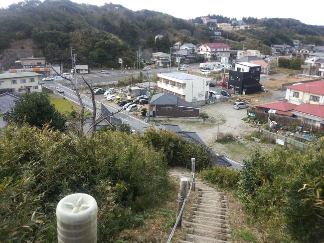 波なしの休日には電車ぶらり旅のサーファーです。<br />真冬の九十九里　太東ビーチパークまで電車で出かけました。<br /><br />勝浦行きと同じように、東京から千葉に向かい、友人と千葉駅で合流し<br />外房線で移動です。<br /><br />目的地は歴史のあるサーフィンポイント　太東のビーチパーク<br />漁港ですので、漁師さん、釣り人、サーファー、観光客は多い方です。<br /><br />外房線は　上総一ノ宮行き、勝浦行き、安房鴨川行きがあり<br />目的地　太東は　東浪見駅（とらみ駅）で降りて、徒歩30分の距離です。<br /><br />＊太東駅からですと山越え的な迂回ｺｰｽになります。<br /><br />目的地　太東ビーチは公園施設が充実しているので、徒歩5分以内に<br />コンビニやレストラン、ファミリーレストランもあります。<br /><br /><br />電車ルート<br /><br />JR東日本<br /><br />外房線<br />東京→千葉で待ち合わせ→東浪見<br />下車　徒歩30分<br /><br /><br /><br />