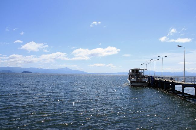 竹生島へ<br />竹生島は湖岸から約６ｋｍの沖合にあり、花崗岩からなる周囲約２ｋｍの島です。<br />この小さな島に、西国第三十番霊場の宝厳寺と平安時代の延喜式に載る由緒ある神社の都久夫須麻（つくふすま）神社があります。<br /><br />十数年ぶりの竹生島参拝です。<br />