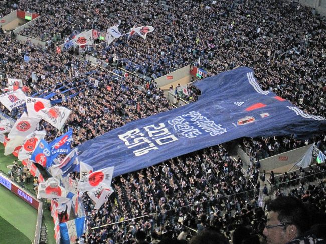 <br />NO SOCCER NO LIFE!<br /><br />4年に1度開催されるサッカーワールドカップ。<br /><br />待ちに待ったその時がもうすぐやってくる!<br /><br />5月12日、W杯ブラジル大会に向けた日本代表メンバー23人が発表されました。<br /><br />その中で、大久保嘉人選手がまさかのサプライズ選出!<br /><br />海外組も合流し、鹿児島県指宿市で国内最終合宿を終えた日本代表。<br /><br />そしてこの日、W杯前の国内最後の試合が埼玉スタジアムで行われる。<br /><br />サッカー日本代表vsキプロス代表。<br /><br />今回は、その注目の試合を観戦しに行ってきました。<br /><br />GO GO NIPPON!!<br /><br />【時期】 5月27日<br /><br />【場所】 埼玉スタジアム2002<br />
