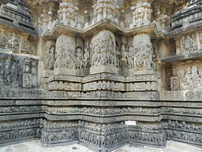 バンガロールから、マイソール近郊のシュラヴァナベルゴラ、ハレービード、ベルールを周る1泊2日の旅。特にハレービードのホイサレーシュワラ寺院とベルールのチェナケーシャヴァ寺院が世界遺産級に素晴らしかった！