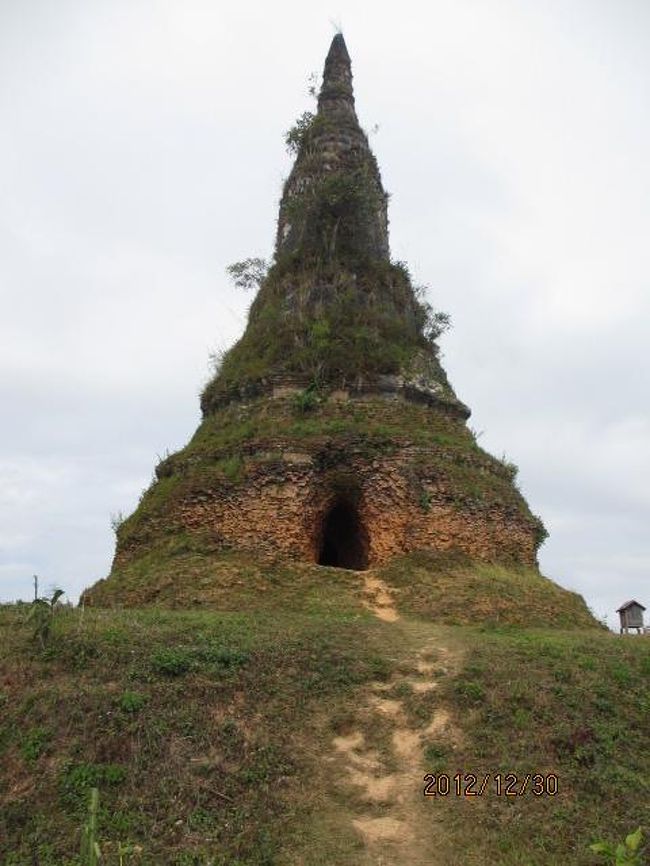 ムアンクーン（&#3648;&#3617;&#3639;&#3629;&#3591;&#3588;&#3641;&#3609;）は小さな町ではあるが、歴史のある町で、このジャール平原の中で最初に開けた町。今シェンクワン県の中心はここから３０−４０分離れたポーンサワンに移っているが、それ以前の千数百年に渡って、この盆地の中心的な都市であった。<br /><br />覆いを取り払われた仏像、ワット・ピアワットからバイクで１０分、１５分の丁度町の反対側に当たる位置に、古びた、半ば崩れかかった仏塔がある。ワット・フーンだ。周辺が公園様になっていて、樹木は取り払われ、少しばかり小高くなっている台地の上に高さ３０ｍ程の苔むした仏塔が立っている。僅かな入園料を払えば誰でも自由に入ることもでき、無論地元民は無料の筈だが、仏塔の周りは子供達の良い遊び場になっている。先刻の仏像と違って、この今にも崩れ落ちそうな仏塔にお祈りを捧げる地元人はいない。何も知らない当方だけ静かに両手を合わせるだけだ。<br /><br />Ruin.　文明の崩壊をすべて米軍の爆撃に帰する傾向のあるこの土地で、この仏塔は遥かそれ以前に崩壊の道を下り降りていたに違いない。歴史を知らない自分にはいつの頃とは言えないが・・。<br /><br />ラオスが文明化したのはタイよりも相当に早い段階だ。アレキサンダー大王の東征に啓発された文明の波は、インドからマレー半島を経由し、タイ湾を横切って、カンボジアの南端に達した。２−３世紀の頃だ。Arcｈaicの文明はメコン川を遡り、既に５−６世紀にはクメールの地、今のカンボジアに高度な文明を作り上げていた。サンボーやシェリムアップだ。<br /><br />その波は更にメコンの上流、このラオスの地まで波及した。川筋から離れてどんなルートを辿ってこの山中の地、ジャール平原まで到達したのかは、定かに知らないが、あの膨大な数の石棺群やこの仏塔、仏像は、５−６世紀の築造と言われる。どんな山岳の種族が、どんな経緯で死者を弔い、仏教に帰依したのか・・。<br /><br />土くれで出来ていると思われた仏塔は近づいてみると、赤レンガが積み重ねられて出来上がったものだ。中が空洞になっていて、出入りできる。背を屈めて中に入ってみると、乾いた土の匂いがした。完成した当時は、この洞の中には仏舎利か黄金佛が置かれ、香が焚かれ、灯明で明るく照らされていたに違いない。多くの人々が引きも切らずに祈りを捧げていたに違いない。今は外で遊ぶ子供の遊び声が聞こえてくるだけだ。そっと赤レンガを撫で、土くれのひと塊を手にし、掌に載せ、目踏みする。うーん、当時宿っていたに違いない信仰の高さ、精神性もどこかへ霧消したようだ。掌の土くれは、単に土に過ぎなかった。