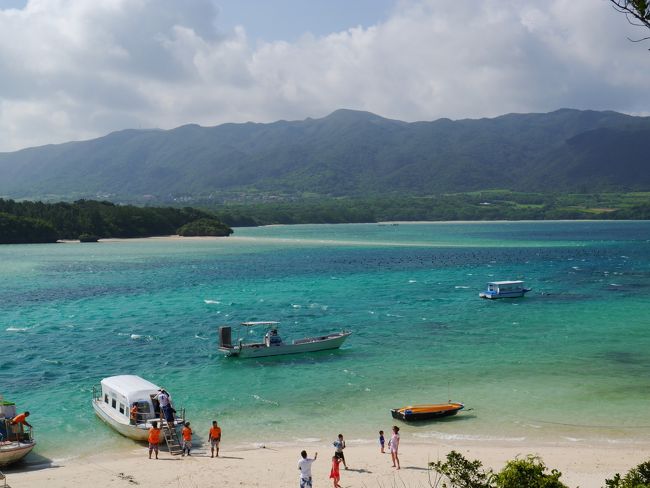 竹富島から石垣島に帰ってきて、友人とお別れ。<br />ここからは八重山一人旅の始まりです。<br />レンタカーを借りて安全運転で島まわり！<br /><br />日焼け嫌い、暑いところ苦手、体力まったくナシのわたしが真っ黒になって目一杯楽しんだ最高の夏休み。<br />日本にはこんなに綺麗な場所があるんだよって世界中の人々に伝えたいな。<br /><br /><br />2013/06/27～2013/07/05<br /><br />