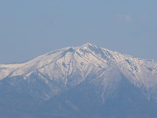 1517　深山峠付近から十勝岳を眺めた．空は雲が多いが，とてもきれい．国道237号，道道90号，国道40号を通って，1700比布の宿泊先，良佳プラザ　遊湯ぴっぷ　に．一泊二食二人で25400円と手ごろ．なにしろ一泊はサウナ付きに宿泊したかった．ツインルームはまあまあのつくり，夕食も朝食もこの価格にしては良かったと思う．満足した．翌日は0948出発，士別，朱鞠内から羽幌へ向かう．