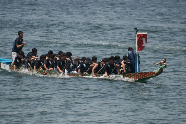 横濱開港祭のメインイベントとして、また横浜の初夏の風物詩としてしっかり定着した横濱ドラゴンボートレース<br /><br />横浜開港祭をはさんで、5月31日から6月8日までの週末の土日に約200チームの参加によって、６つの大会に分けて今年も開催されています。<br /><br />勤務先の会社がスポンサーになっている関係で９年前に初出場。<br />以来すっかりはまってしまい、9年連続での出場となりました。<br /><br />今年参加した大会は６月１日の横浜市長杯の午前の部。<br /><br />２４チーム参加してのタイムトライアル<br />３チームずつ８レースを２回実施して、各チームいずれか速いタイムを採用して、上位３チームによる決勝を行い、優勝チームを決めるというもの。<br /><br />２年目で３位入賞して以来、毎年優勝を目指して出場し、３年前に念願の初優勝。<br />でも一昨年、昨年と2年連続の6位と振るわず、今年は若返りを図り４０歳以上の４名を除くと平均年齢は２４，５歳。<br /><br />そんなかなに老骨にムチ打って、今年もおやじパワー全開で頑張っちゃいました。<br /><br />１本目に暫定１位の好タイムが出て、２本目は海のコンディションが悪くなったので、１回目の記録を上回るタイムは出ないだろうと読んで、子供たちを出場させのんびり流しました。<br /><br />結局一緒にレースをした３チームが上位３位に入り、そのまま決勝進出。<br /><br />決勝ではベストメンバーに戻して、５秒差の１挺身の差をつけ優勝しました。<br /><br />終わった後の中華街での打ち上げは大いに盛り上がりました。