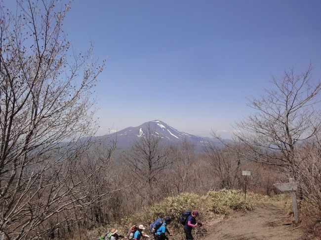 山の会の人達と群馬県と長野県の県境に位置する「鼻曲山」に登ってきました。<br />軽井沢、長日向の別荘地から登り、「霧積温泉」に下るというコース。<br /><br />山頂は大天狗、小天狗を呼ばれる２つのピークからなり、小天狗のほうが展望良く「浅間山」「浅間隠山」「妙義山」「八ヶ岳」などが見えた。<br />表紙の写真は「浅間山」です。<br /><br />下山後は映画「人間の証明」の舞台になった「霧積温泉」に入浴。<br /><br />山頂は風が強く、高い草原の上からスローモーションで舞い落ちてくる麦わら帽子とともに流れる映画のナレーションを思い出させた。<br /><br />「帽子」　　西条八十　作詩<br />母さん、僕のあのぼうし、どうしたんでしょうね？ <br />ええ、夏、碓氷から霧積へ行く道で、<br />谷底に落としたあの麦わらぼうしですよ<br />母さん、あれは好きな帽子でしたよ<br />僕はあの時、ずいぶんくやしかった<br />だけど、いきなり風が吹いてきたもんだから・・・<br /><br />2014年登山記録<br />1.13 幕山<br />1.27 大山阿夫利山神社～見晴らし台～日向山<br />2.11 長瀞アルプス～宝登山<br />4. 5 浅間山～権現山～弘法山～吾妻山<br />4.19 天覧山～多峰主山<br />4.26 八重山五感の森（虎丸山～能岳～八重山～秋葉山～根本山）<br />5.10 鼻曲山