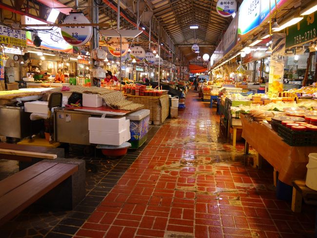 済州島２日目の夜<br /><br />在来市場である「東門市場」を歩いてみました