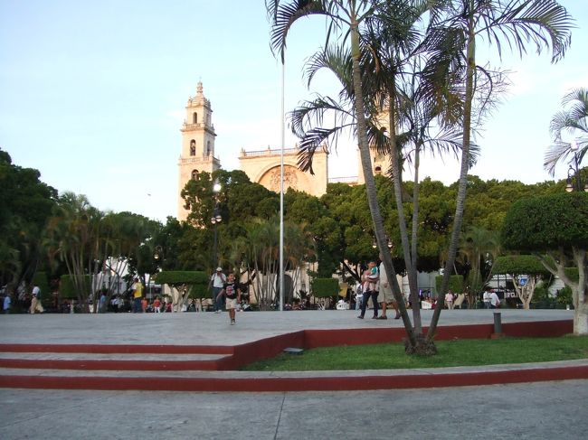 ◆旅跡（タビアト）◆<br />■１日目（2013/5/18）：成田〜【カナダ】バンクーバー〜【メキシコ】メキシコ・シティ<br />■２日目（2013/5/19）：メキシコ・シティ<br />■３日目（2013/5/20）：メキシコ・シティ〜テオティワカン〜メキシコ・シティ〜（パレンケ）<br />■４日目（2013/5/21）：（メキシコ・シティ）〜パレンケ<br />★５日目（2013/5/22）：パレンケ〜メリダ<br />□６日目（2013/5/23）：メリダ〜クサマ〜メリダ<br />□７日目（2013/5/24）：メリダ〜チチェン・イツァ〜カンクン<br />□８日目（2013/5/25）：カンクン〜（【ベリーズ】コロザル）<br />□９日目（2013/5/26）：（カンクン）〜コロザル〜ベリーズ・シティ〜キー・カーカー<br />□10日目（2013/5/27）：キー・カーカー〜ベリーズ・シティ〜【グアテマラ】フローレス<br />□11日目（2013/5/28）：フローレス〜ティカル遺跡〜フローレス〜（グアテマラ・シティ）<br />□12日目（2013/5/29）：（フローレス）〜グアテマラ・シティ〜アンティグア<br />□13日目（2013/5/30）：アンティグア〜【ホンジュラス】コパン・ルイナス〜コパン遺跡〜コパン・ルイナス<br />□14日目（2013/5/31）：コパン・ルイナス〜【エルサルバドル】サン・サルバドル<br />□15日目（2013/6/1）：サン・サルバドル〜【アメリカ】ワシントンＤ．Ｃ．<br />□16日目（2013/6/2）：ワシントンＤ．Ｃ．〜成田<br /><br />５日目、メリダへ。<br />昼間に８時間も移動するんはもったいないねんけど、仕方がないね。<br /><br />（大きい地図はこちら）<br />http://atsu.d.dooo.jp/roaming/kaigai/12_CentralAmerica/CentralAmerica.htm<br /><br />（日記はこちら）<br />http://ameblo.jp/atsuuu/entry-11865219034.html