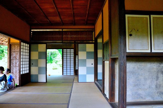 京都 桂川の畔に「日本の美の最高峰」と称される桂離宮が佇みます。４００年前、八条宮智仁親王が源氏物語の世界に憧れて造営した別荘です。古の池泉回遊式庭園と伝統的建築物が調和し、西洋現代建築の祖 ブルーノ・タウトやヴァルター・グロピウスも、「簡素さの中に美と深い精神性を表した建築及び庭園」と高く評価し、以来、その名声は世界に轟きました。<br />しかし、全体像よりも、むしろ建物や石などの細部や設計コンセプトに趣向を凝らしたトリッキーワールドというのが正直な感想です。そもそも全体像を見渡すことはできません。どのスポットも植木や塀に遮蔽され、入り組んだ池や建物の一部が望めるだけで、あらゆる視点から美的効果を計算しています。ですから少し歩くだけで次々とトリックのように別世界が展開され、サプライズの連続です。また、点在する燈籠や蹲踞、手水鉢等は全て名を持ち、パーソナリティーを誇示しています。それらの景観の完璧な美しさ、ディテールの遊び心や冗長性、そして密かに隠された漢詩や和歌の世界、源氏物語、茶道、四季の事柄などのイメージが広がる余白が桂離宮の魅力の本質ではないかと思います。こうして断片的に切り取られた日本的な美の凝縮やディテールを紡いでいったその先に、桂離宮の全体像がおぼろげに浮かんでくるのです。審美眼に長けた人なら一瞬で共鳴してしまうこと請け合いです。<br /><br />説明文の多くは、斎藤英俊 著『新装版 桂離宮 日本建築の美しさの秘密』（草思社刊）を引用あるいは参考にさせていただきました。<br />宮内庁　参観申込みのHPです。<br />http://sankan.kunaicho.go.jp/order/index.html<br />参観マップは次のサイトを参照してください。<br />http://sankan.kunaicho.go.jp/guide/institution_katsura.html