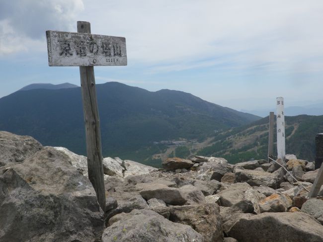 １日に高峰高原・車坂峠から黒斑山・蛇骨岳・仙人岳・鋸岳を歩いて、車坂峠にある高峰高原ホテルに宿泊して、翌日２日に高峰温泉から水ノ塔山、更に篭ノ登山に登り池ノ平口へ下山して２日間の登山を終えました。<br /><br />宿泊した高峰高原ホテルは1973ｍの車坂峠にあり、富士山・南アルプス・八ヶ岳・奥秩父の山並みが良く見え、夜は、小諸・佐久平の夜景が素敵で、星空も綺麗でした。冬はアサマ２０００スキー場を利用するスキーヤー、冬以外は浅間山周辺への登山の拠点として利用されているようです。<br /><br />2日目に登った、水ノ塔山、篭ノ登山も前日に登った黒斑山・蛇骨岳・仙人岳と同様、眺望が楽しめました。