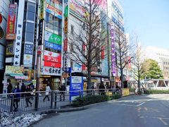 日本の旅　関東地方を歩く　東京都八王子市の八王子駅（はちおうじえき）、八王寺霊園、裏宿さくら公園、新宿駅（しんじゅくえき）周辺