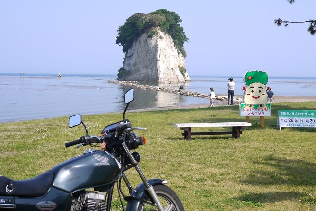 <br />雨の中50?で走った能登半島。いつかリベンジしてやると思ってすでに8年が経った。 <br />雨で景色もろくに見えず、ただひたすら走った。 <br />でもクラブのみんなといったので楽しい記憶しかない。 <br /><br /><br />なかなか休みが思うようにならず、連休で休みが取れたのは久しぶり。 <br />たまたまOutRiderに載っていたので行先を能登に決めた。ほぼ前回と同じルート。 <br /><br />やっぱりツーリングは晴れに限る。そして写真を撮る目的であればソロに限る。 <br />自分の撮りたい場所で止まって、気になったら引き返せばいいのだから。 <br />8年前と違うのはカメラと車両。そして8年、歳を重ねた自分。 <br />あの頃よりはずいぶんと気持ち的にも、余裕ができたというか、気楽になったというか・・・・（仕事以外で） <br /><br /><br /><br /><br />お気に入りの音楽を聴きながら、海風にふかれながら走る。 <br /><br />始めてみる風景の中にバイクがあればそれでよし <br /><br />久しぶりにライダーと交わしたピースサイン <br /><br />ライダーハウスのご主人に「気をつけていってらっしゃい」と見送られた事 <br /><br /><br />なにげない事ですが、ライダーで良かったと再確認した旅でした。 <br /><br /><br />どうせ一度の人生ならば <br /><br />悔いなく生きんと旅の空 <br /><br />残された道さまようも道　　　by　OutRider 菅生雅文 <br />