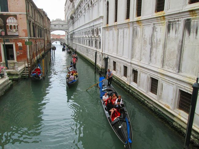 ようやく実現した姉妹での海外旅行。<br />初ヨーロッパの姉のために選んだのはイタリア。<br />王道のローマ～フィレンツェ～ヴェネチアです。<br /><br />4月からアリタリアのヴェネチアへの直行便就航に合わせて、日程を組んだのは2月。チケットの安いトルコ航空も魅力でしたが、やはり直行便にはかないません。アリタリア航空で行きました。<br /><br />日程<br /><br />　5/22　午後成田発アリタリアでローマへ　<br />　5/23　ローマ市内観光<br />　5/24　列車でナポリ～カプリ島～ナポリ～ローマ<br />　5/25　午前ローマ～フィレンツェへ移動　午後フィレンツェ街歩き　<br />　5/26　トスカーナ観光のツアーに参加<br />　5/27　午後ヴェネチアへ移動<br />　5/28　ヴェネチア街歩き<br />　5/29　チェックアウト後空港へ　アリタリアで成田へ<br />　5/30　午前成田着<br />　<br /><br />　①ではローマ着～市内観光<br />　　ナポリからカプリ島まで<br /><br />　②フィレンツェ～ヴェネチアまでの旅行記です。