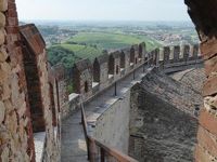 初夏の優雅な北イタリア旅行♪　Ｖｏｌ４８（第４日目午前）　☆ソアーヴェ（Soave)：憧れのスカラ城（Castello Scaligero)の主塔を見学♪城から旧市街へ下りる♪