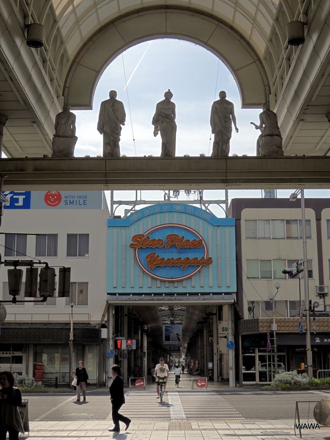 名古屋から大阪への帰り、途中下車にて岐阜市は柳ケ瀬の商店街を歩いて見ました。柳ケ瀬商店街はＪＲ岐阜駅から北に徒歩１５分ほどの場所に広がる密集度の高い大規模なアーケード商店街。<br /><br />かつて蓮池だった柳ケ瀬は、明治末期に映画館や劇場などが開業したことから繁華街となり、昭和35年になって初めてのアーケードが完成。柳ケ瀬のアーケード商店街群のなかでも最大と思われる柳ヶ瀬本通り（フローレンス柳ヶ瀬）では、平成3年のアーケード全面改装時に、岐阜市と姉妹都市提携しているイタリア・フィレンツェ市にちなんで、東西の入口に五体ずつのイタリア彫刻二組が設置されたそうです。ちなみに、五体の彫刻は、クリスティーヌ（平和な街に）、アントニオ（開運）、ソフィア（繁栄）、アリオン（常に学ぶ姿勢）、マリーヌ（感謝）を象徴するとのこと。<br /><br />帰り道は、岐阜駅からは名古屋ベースの新快速と大阪ベースの新快速が接する米原駅で乗り換え、乗車券だけで大阪に戻ることが出来ました。<br />