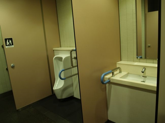 　京急新子安駅のトイレは上りホームの階段を上がった高架にあり、右に男子トイレ、左に女子トイレが並んでいる。男子トイレ入口のアーチは枠が青く塗られ、女子トイレ入口のアーチは枠が赤く塗らている。女子トイレの内部は白を基調にした塗装になっているようだが、男子トイレの内部はピンクを基調にした塗装になっている。昨年、初めて利用した際は、男子トイレに入るやいなや、慌てて出て、もう一度、入口で男子トイレであることを確認してから用を足した。<br />　トイレ（http://4travel.jp/travelogue/10394790）はこれまでに、青葉城（仙台）（http://4travel.jp/travelogue/10462199）、知恩院（京都）（http://4travel.jp/travelogue/10441493）、浜離宮公園（東京）（http://4travel.jp/travelogue/10466385）、函館の公園（http://4travel.jp/travelogue/10510963）、きみまち坂公園（秋田県能代市）（http://4travel.jp/travelogue/10468673）、戸塚警察署（横浜市）（http://4travel.jp/travelogue/10492247）などの例を紹介しているが、一番驚いたのがここ京急新子安駅の男子トイレだ。<br />　駅員に乗客から苦情がないのか？と尋ねたがそうしたことを言われたのは初めてだという。しかし、設計ミスと言おうか、配色ミスというべきか、私が見たなかでのワーストワンはダントツでここ京急新子安駅の男子トイレだ。<br />（表紙写真は京急新子安駅の男子トイレ）