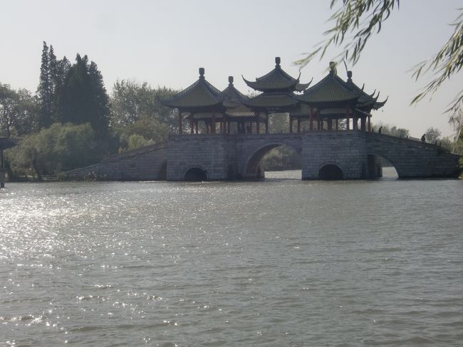 江蘇省の揚州は、南京市の北東約100km、揚子江の北側に位置します。中国国内では、揚州チャーハンが有名です。<br />中国式朝ごはんセットに始まり、庭園（何園、个園）、公園（痩西湖）、鑑真和尚のお寺と、１日あれば十分です。<br />食事も、観光地も、思った以上に良かったです。
