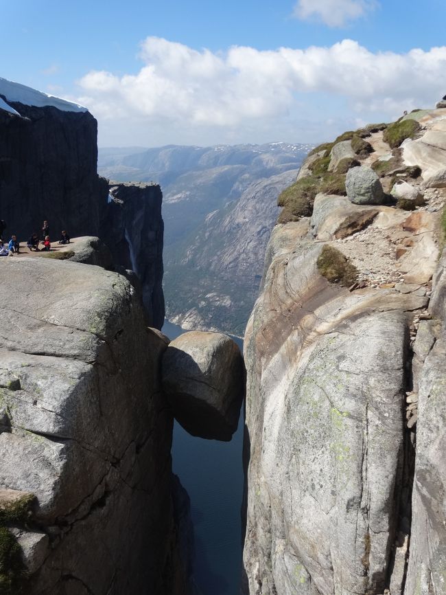 シェラーグ(Kjerag)の岩に立つ