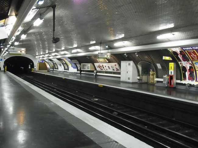 仕事場への通勤は、地下鉄を利用しています。<br /><br />アパートに近い３号線、Parmentier駅から乗って<br />R&#233;publique駅で８号線に乗り換え、Ledru-Rollin駅で下車。<br />駅にして６駅、１５分くらいです。<br /><br />地下鉄の乗り方は、いろんなサイトに詳しいので割愛しますが、<br />ボクはチケットを「カルネ」で２０枚を一度に購入しています。<br />（27.4ユーロで、自販機でクレジットカードで買えます）<br /><br />とにかく便利！<br />夏はNYの地下鉄ほど暑くはないし、ウルサくないです。<br /><br />ただひとつ失敗談。<br />パリに入った直後、自販機で「カルネ」を買おうとして戸惑っていると<br />一人のフランス人男性がやってきて、「オレが買ってやる」と言うのです。<br />結果的には、５０ユーロをだまし取られました！<br /><br />みなさまも是非気をつけて下さいね！<br />いろんな手口で、いろんなヤツらが声をかけてきますので（笑<br /><br />