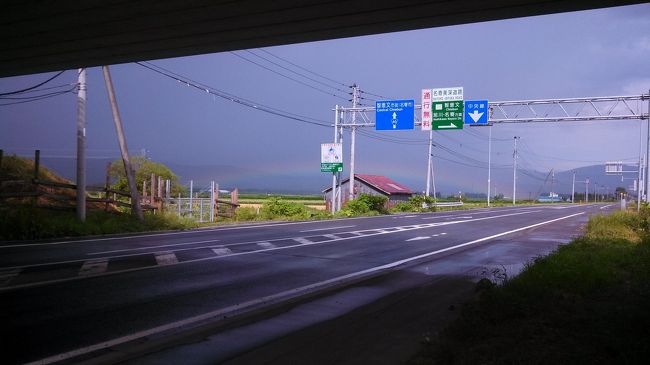 7月15日。6時起床。<br />さすがに自転車4日目ともなると筋肉痛がきつい。旭川から次の大きな目的地稚内までは200キロ以上。走れといわれれば1日で走れないことはないだろうが、観光と体力のことを考えて、100キロ以上は走らない方針で行った方が良さそうだ。ただ、まんべんなく宿があるわけではないから、計画はなかなか苦労する。<br /><br />今日は少し遅めの8:55にホテルを出発。クランクが少し緩んでいるような変な感覚があるので、締め直したり、少し調整する。<br /><br />旭川市街を出てしばらくは平坦でまっすぐな道が続く。やがて山が左右から迫ってきて、急に坂が始まる。塩狩峠だ。旧道があり、そちらの方が楽そうな気はしたが、素直に大きな道を走る。さいわい距離はさほどなく、すぐに峠の頂にたどり着く。そこから少し下ると、右側に塩狩峠記念館がある。小説「塩狩峠」を書いた三浦綾子の旧宅を復元したものだそうだ。小説の元となった事件の実際の説明などもあり、期待以上に面白かった。<br />そこからはまた平坦な道路が続く。多少は山間の感じもあり、それほど退屈な感じではない。<br />12時少し前に「道の駅　絵本の里けんぶち」に到着した。ここは名前の通り、道の駅なのに児童書がかなりたくさんある。絵本というと、ミッヒーとかチェブラーなんとかとか置いとけばいいんでしょうみたいなところも多いが、選書もしっかりしている。さすがに買うわけにはいかなかったが、「恋ちゃんはじめての看取り―おおばあちゃんの死と向きあう」という本は帰ってから購入した。町立図書館でもある「絵本の里」もかなりひかれたが、最近世の中はロリコンに厳しいのでやめておいた。<br />さて、お昼は道の駅で「冷やしそばラーメン」というのを食べた。ラーメンの麺にそば粉が入っていて、そばのつゆで食べる。いなりもついて650円也。<br />次の休憩地は「道の駅　もち米の里なよろ」ソフト大福というのがおいしそうだったのでハスカップとヨモギを買ってみた。軟らかい餅の中にたっぷりのあんが入っていて、おいしかった。<br />名寄市街に近づいてから、にわかに天気がおかしくなる。なんとかしのげるかと思ったが、かなり雨脚は強く、急遽、上下ともカッパを着る。すると、あっという間にやむ。しばらくそのままで走っていたが、さすがに暑いので脱ぐと、ざーっ。天気だけはどうにもならない。<br />16時過ぎに美深に着き、今日の宿は駅前の「しらかば荘」に決める。駅前旅館というよりは民宿っぽい感じ。自転車はどこに駐めたらいいか聞くと、駅の駐輪場にとのこと。屋根があっていいことはいいが。<br />食事もまずまず。価格は2食付きで5500円と格安だった。<br />本日の走行距離は99.2キロ。