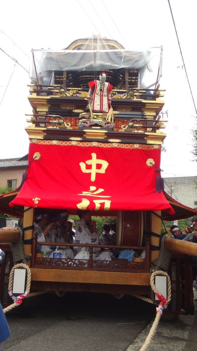 毎年、恒例のお祭りです。よいしょ〜！と大きな掛け声がして家々の前を通ります。<br />地元の方は練習を欠かさず、太鼓と笛の音を鳴らして披露されます。<br />子供さんも頑張っているのでみんなで応援してしまいます。<br /><br />夏が来たなと感じさせるお祭りです。<br /><br />きょうは雨を心配して合羽を被せていました。